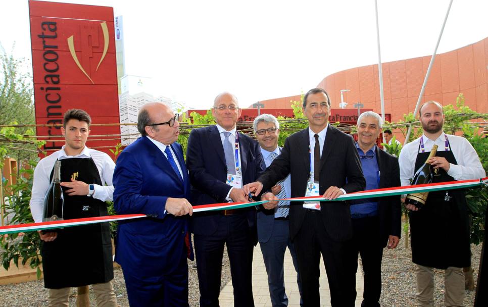Maurizio Zanella, Mauro Parolini e il commissario di Expo, Giuseppe Sala, durante l&#39;inaugurazione del Padiglione Franciacorta (Ansa)